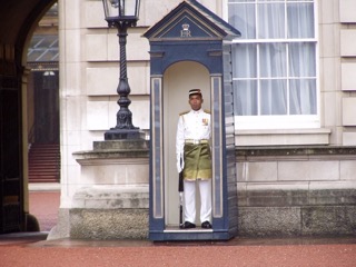 sodato di uno stato del Commonwealth a guardia di Buckingham Palace